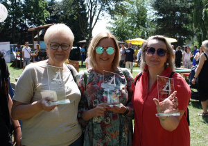 PRZYJACIEL CZWÓRECZKI - Krystyna Dziąg, Aleksandra Maciesiak z Firmy BAKOMA, Beata Krzesak z Teatru "Truskawkowi Rodzice"